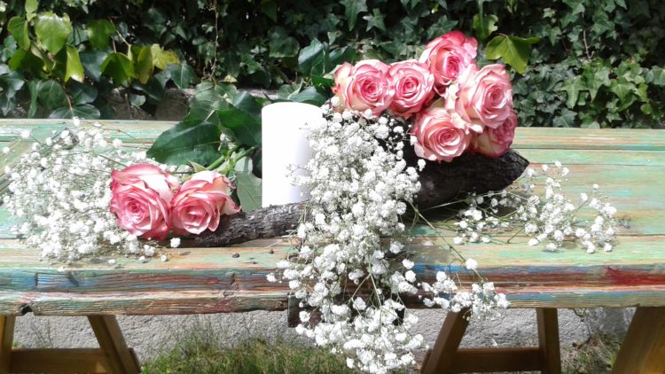 Centro de mesa de ceremonia civil con flores naturales y velas
