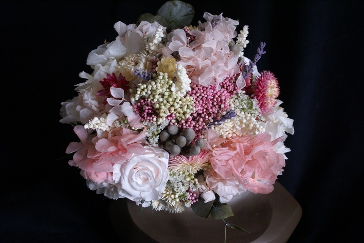 Ramo de novia de hortensias y rosas preservadas