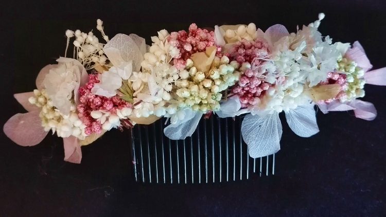 Tiara de flores preservadas de hortensias y flor de arroz