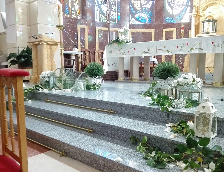 Escalera al altar de boda religiosa