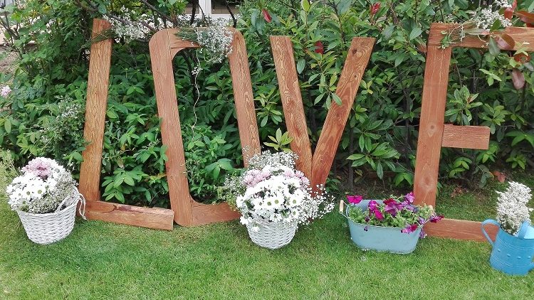 Letras LOVE de madera con flores