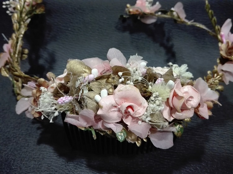 Semicorona de rosas de porcelana y flores preservadas - Ana Tocados y  Complementos