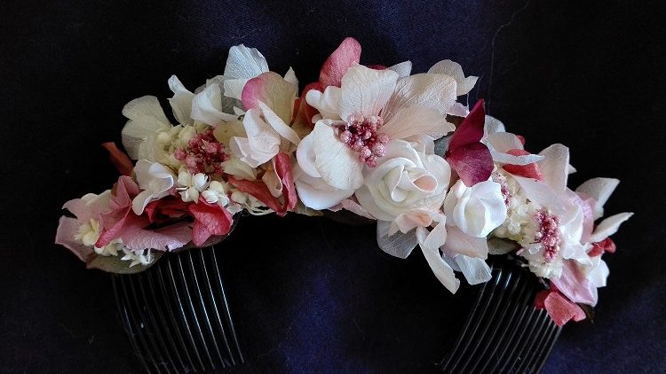 Tiara de flores preservadas y rosas de porcelana
