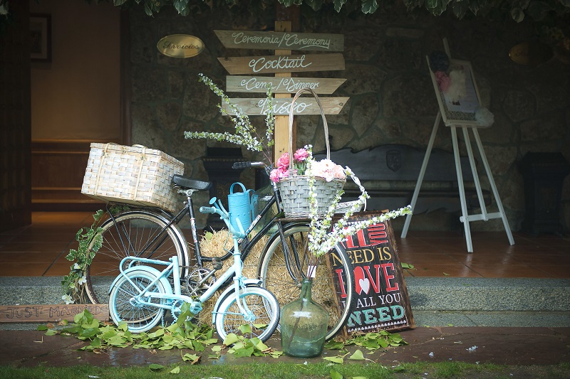 Bienvenida bicis y cartel de madera
