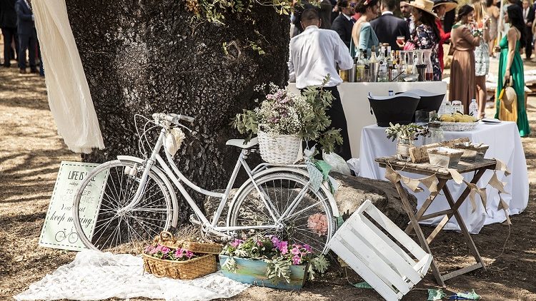 Bicicleta blanca vintage con flores