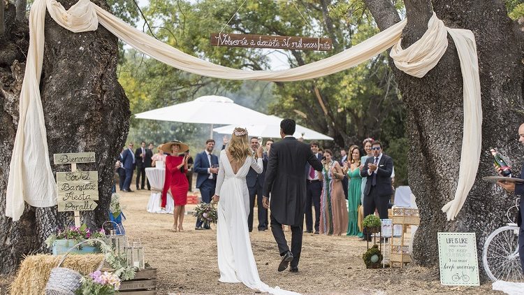 Bienvenida a los novios en boda al aire libre