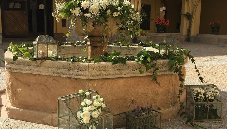 Bienvenida a boda con fuente de flores