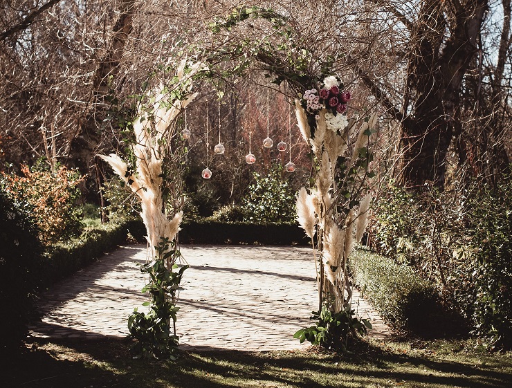 Arco de pampas y colgantes de flor