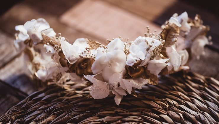 Semicorona de flores de porcelana y preservadas