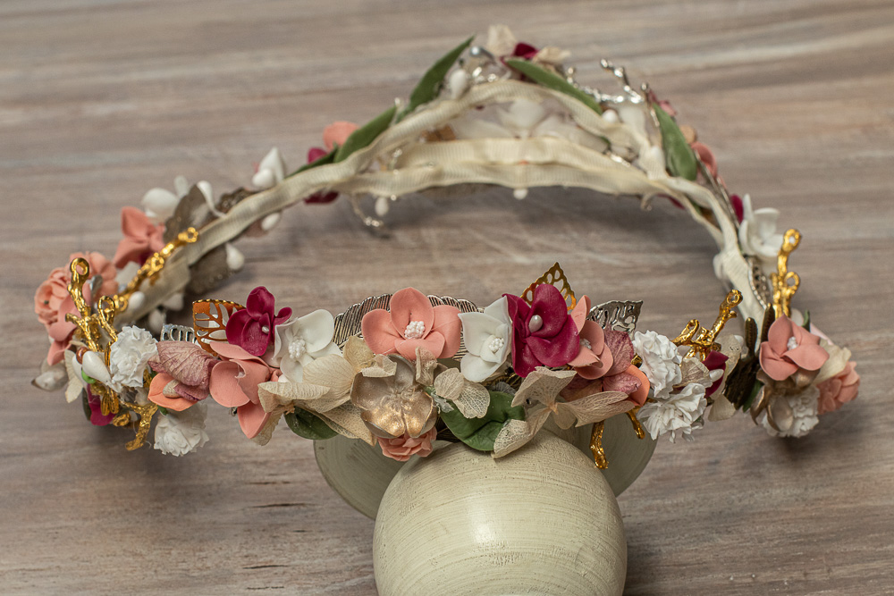 Corona de flores de porcelana para novia